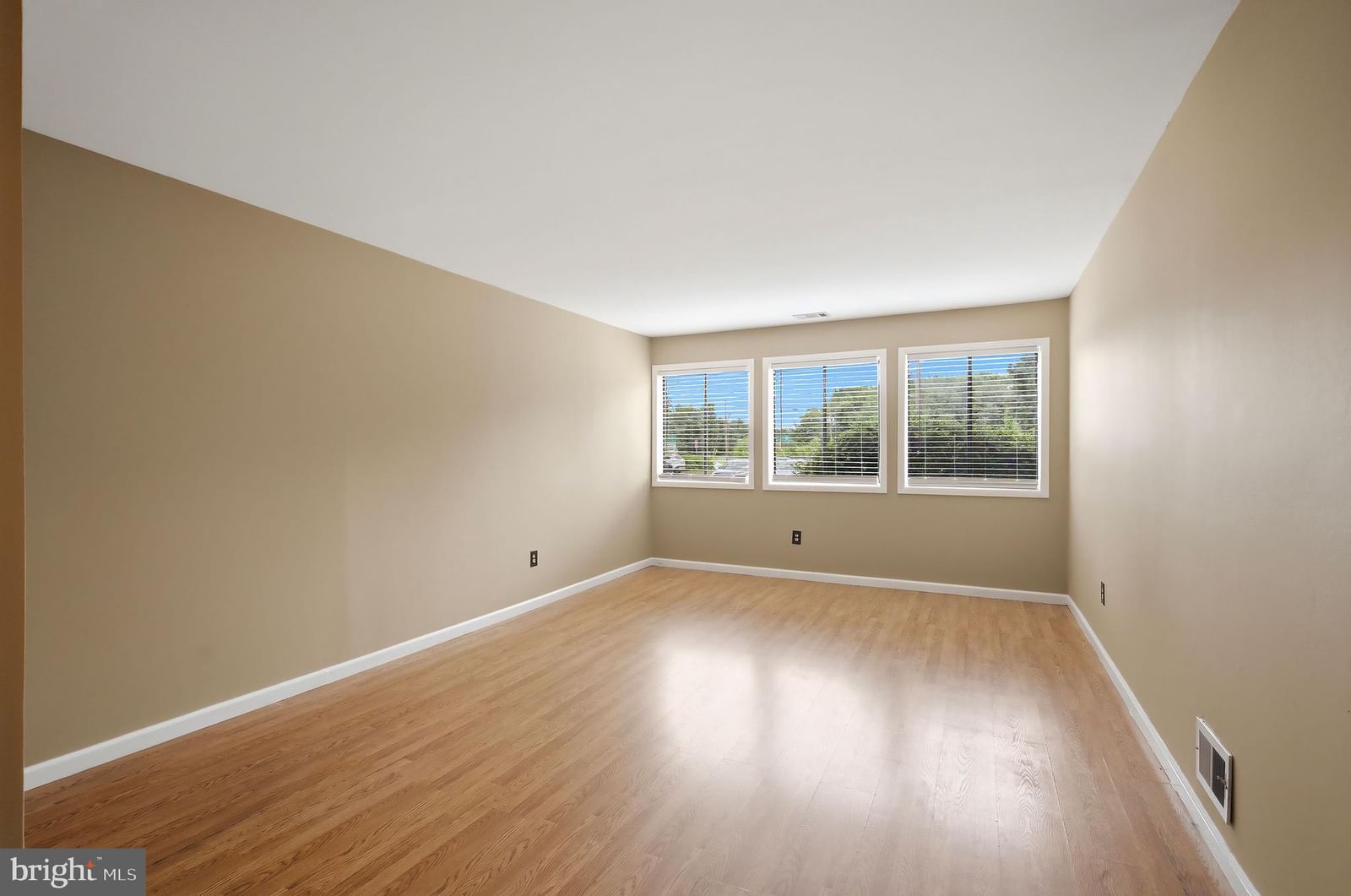 E21 AVON DRIVE DR photograph