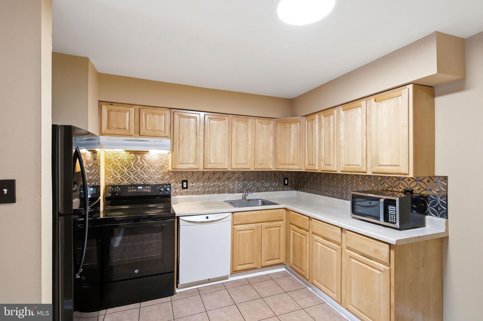 E21 AVON DRIVE DR photograph