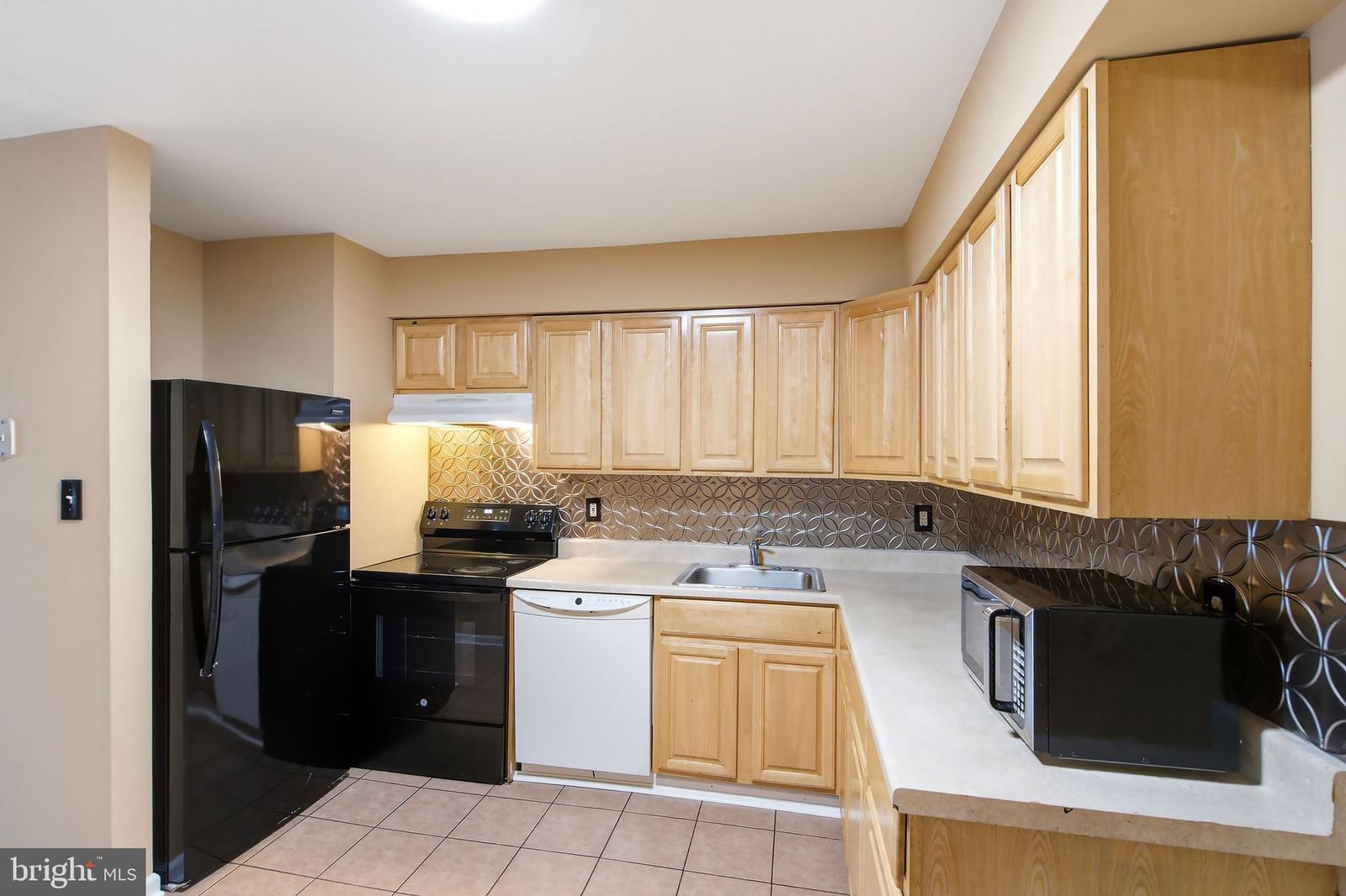 E21 AVON DRIVE DR photograph