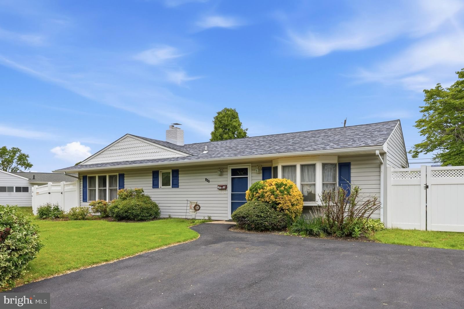 442 LAKESIDE DR, LEVITTOWN 19054, PA