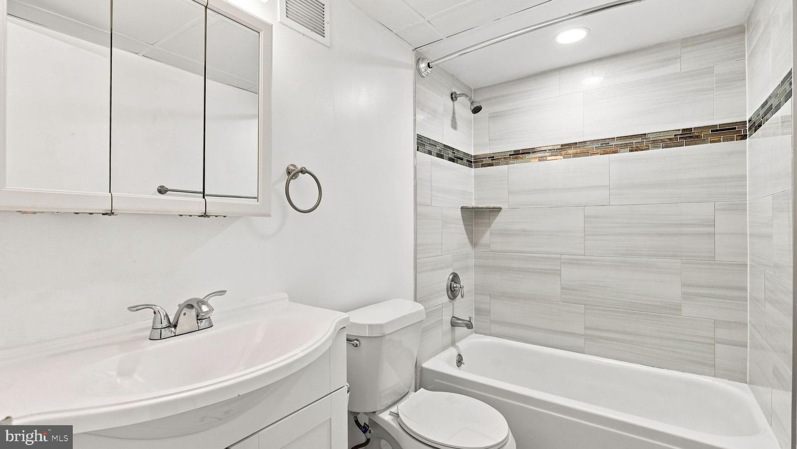 801 YALE AVENUE #104 photograph