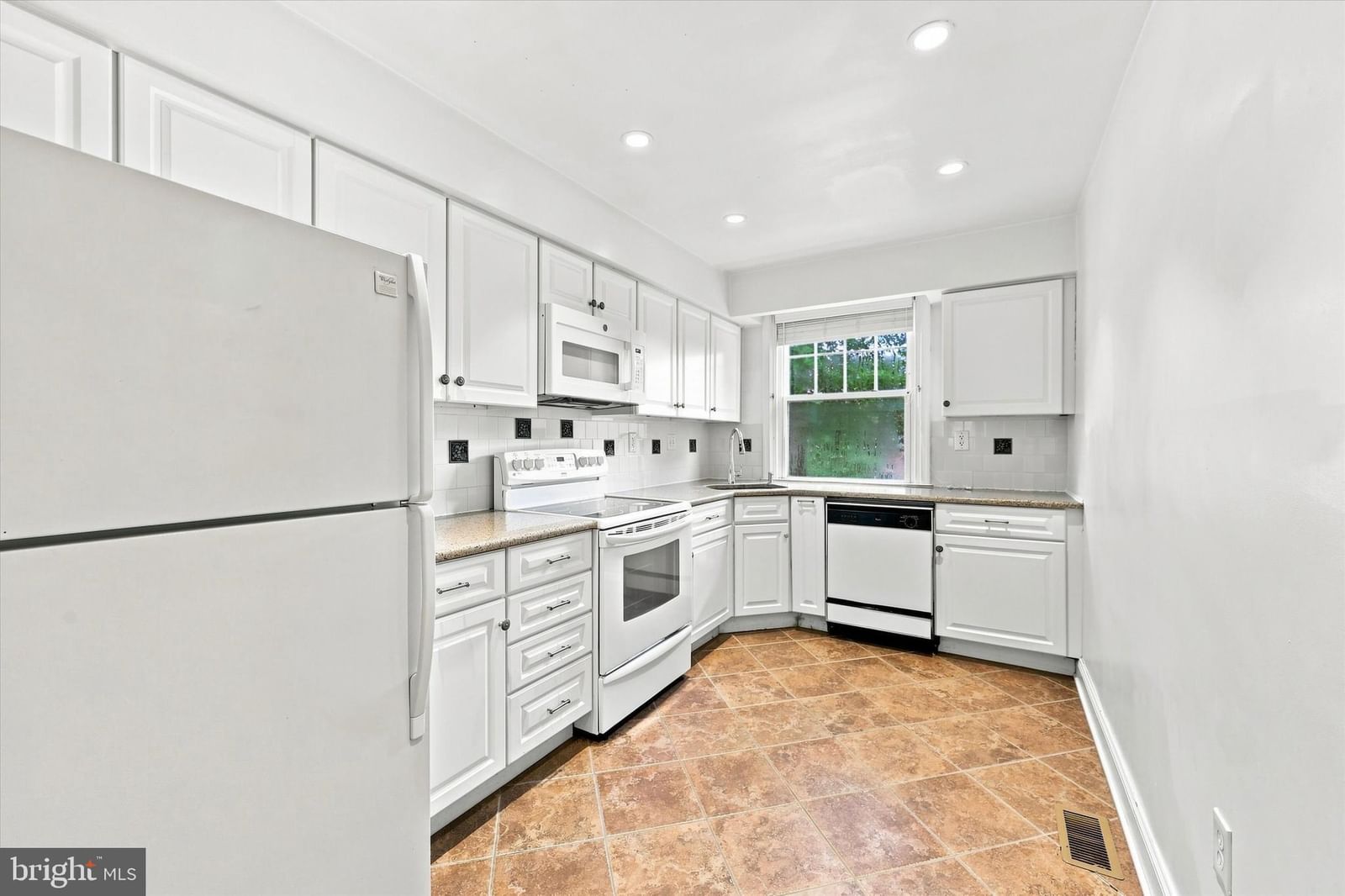 500 E LANCASTER AVENUE #127A photograph