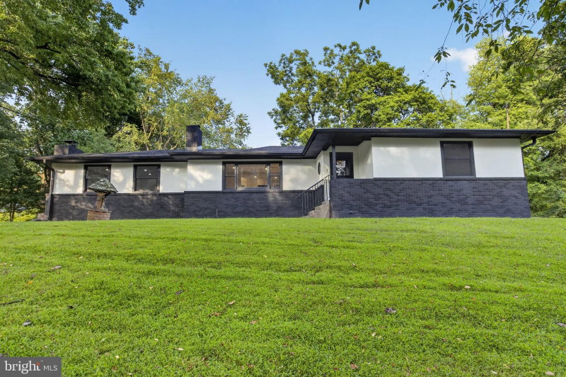 1 SUMMIT AVENUE