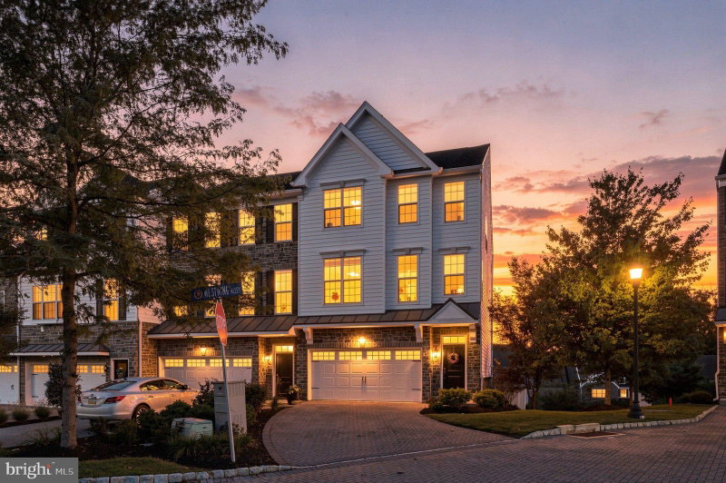 121 CORVUS CIRCLE