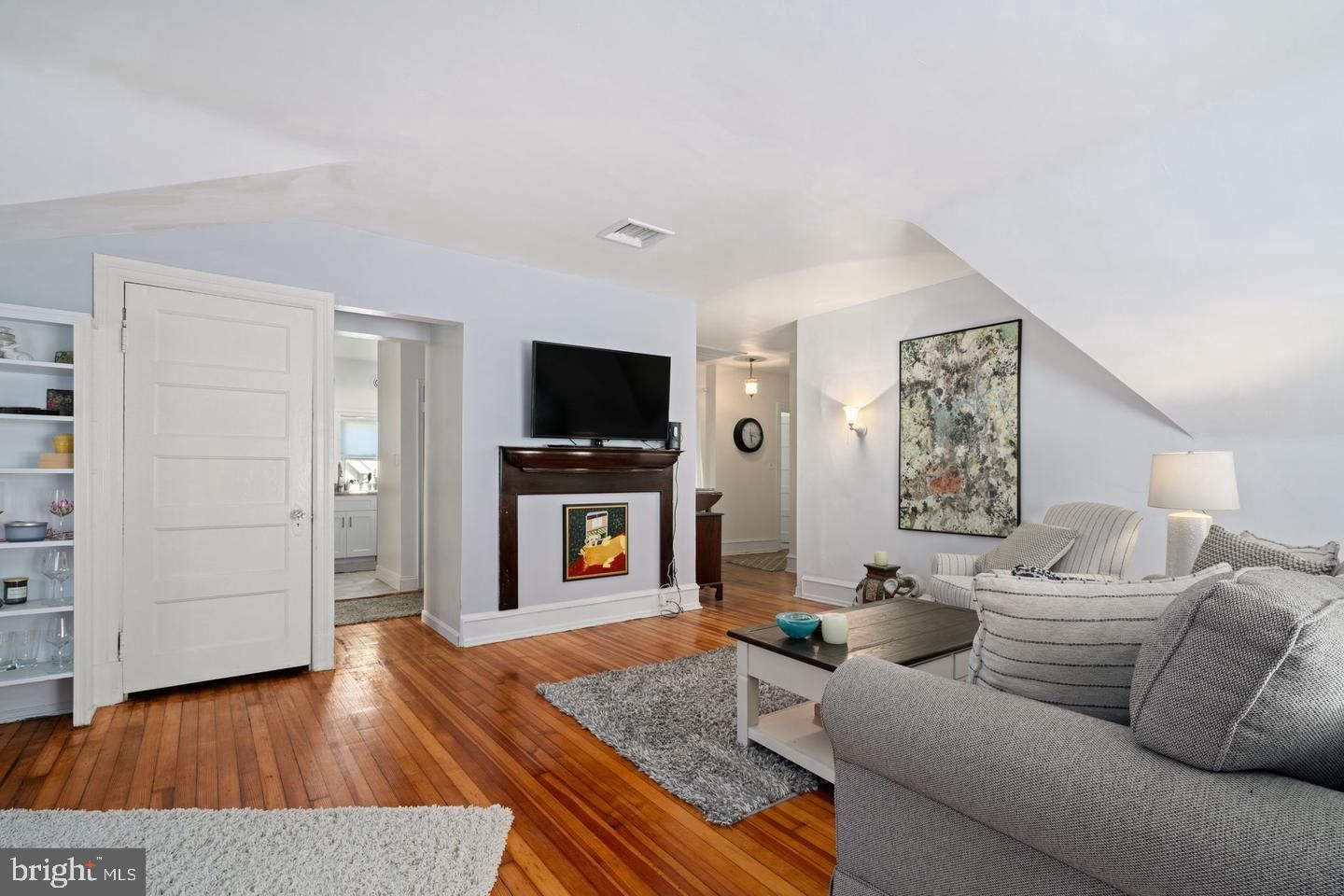 118 MONTROSE AVENUE #C photograph