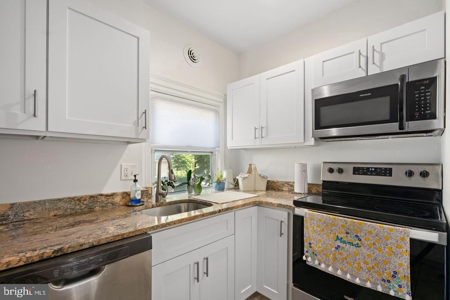 118 MONTROSE AVENUE #C photograph