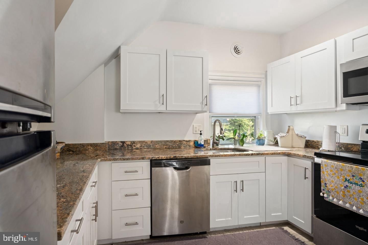 118 MONTROSE AVENUE #C photograph