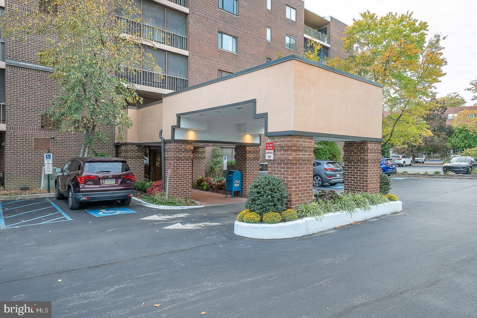 1219 W WYNNEWOOD ROAD #104 photograph