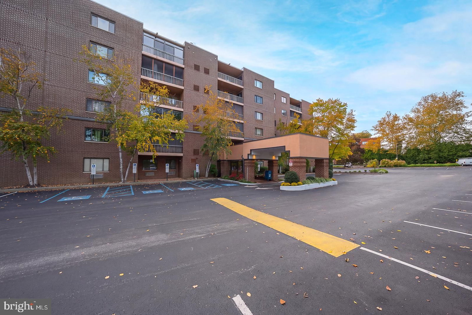 1219 W WYNNEWOOD ROAD #104 photograph
