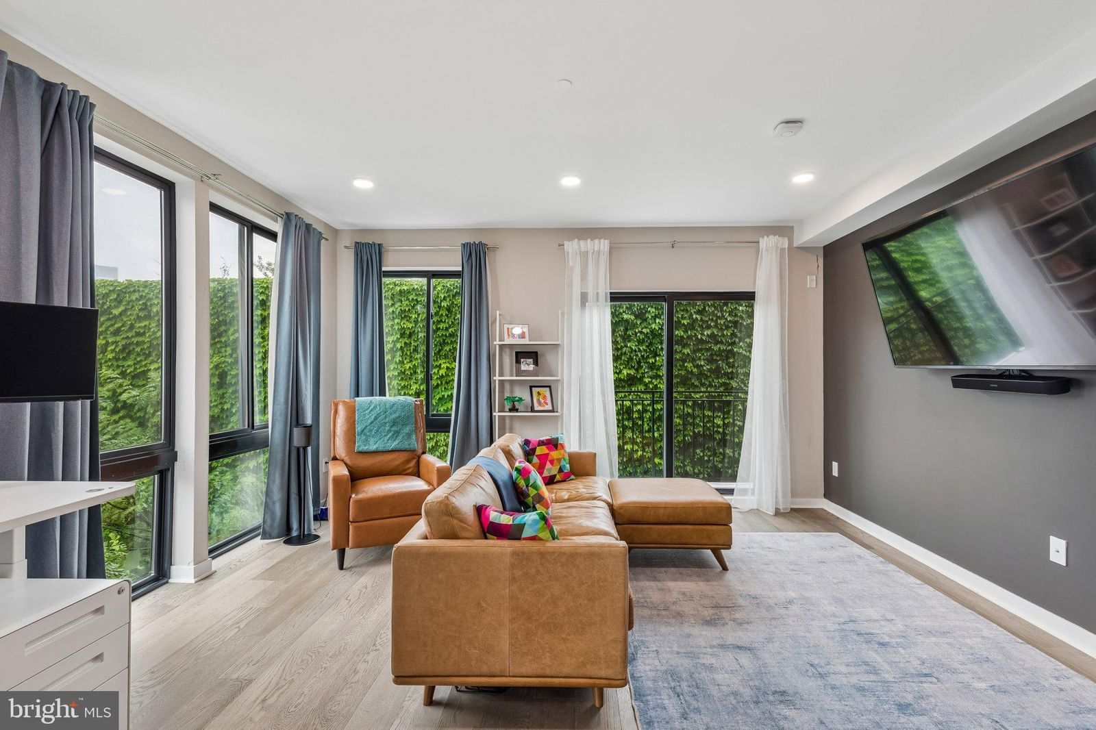 1648-50 RIDGE AVENUE #302 photograph