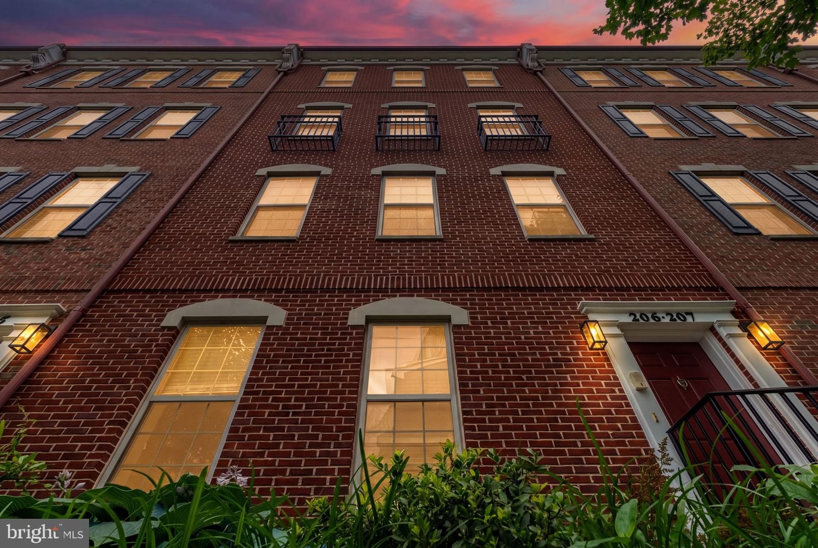 207 CAPTAINS WAY photograph