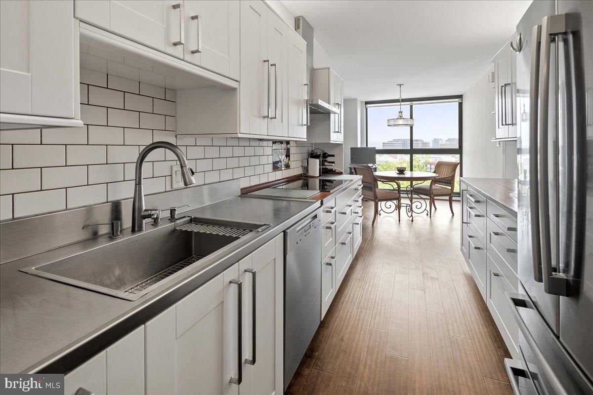 1101 S ARLINGTON RIDGE ROAD #402 photograph