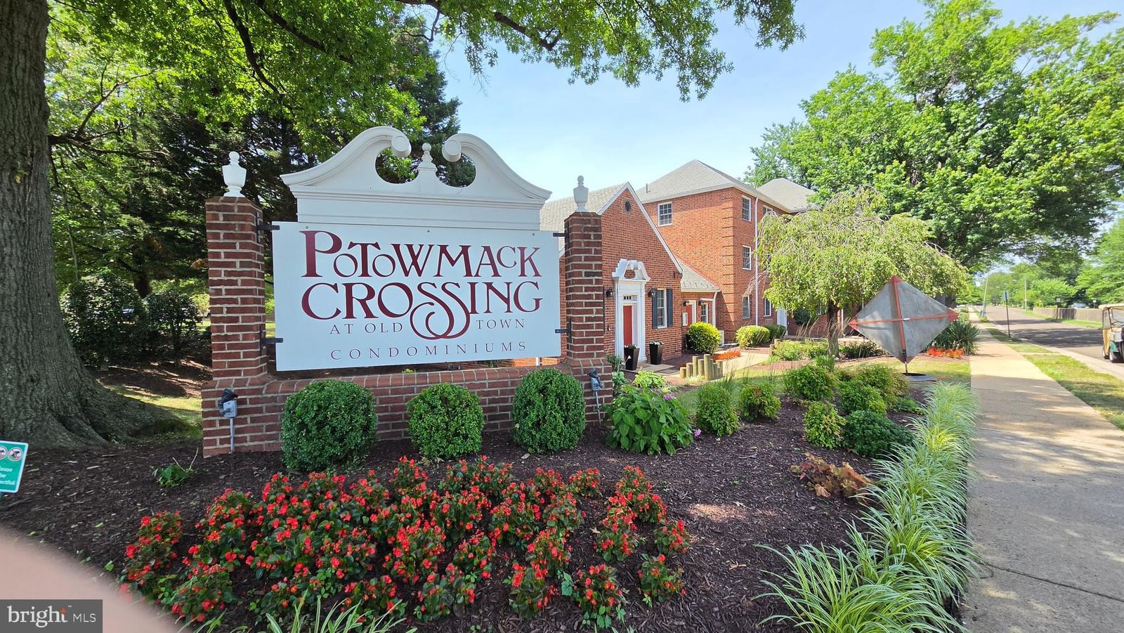 1734 W ABINGDON DRIVE #303 photograph