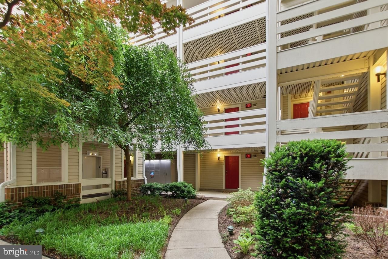 240 S REYNOLDS STREET 212 in Alexandria, VA