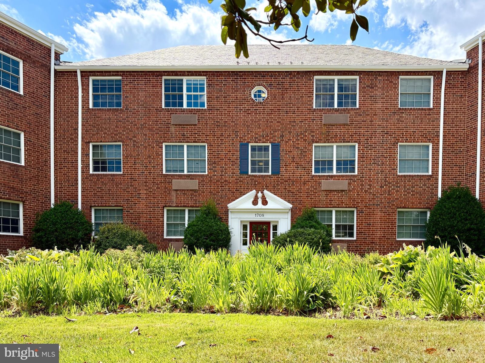 1708 W ABINGDON DRIVE #301 photograph