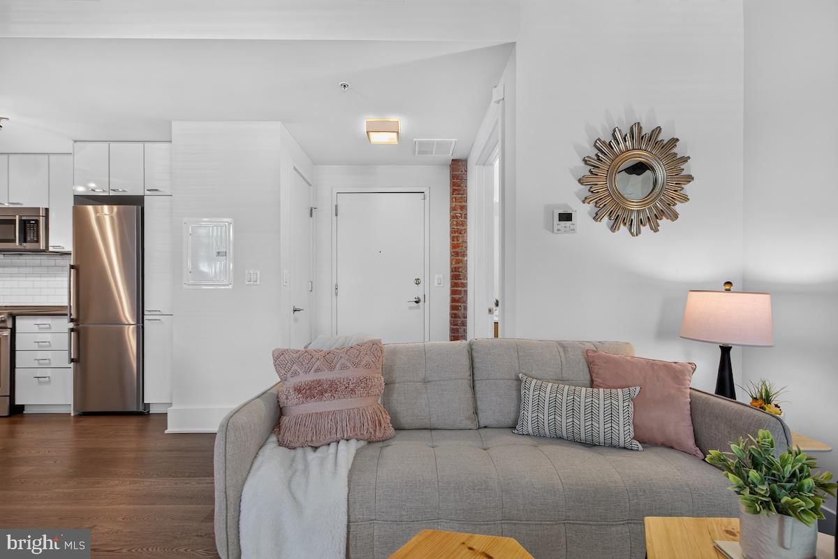515 N WASHINGTON STREET #105 photograph