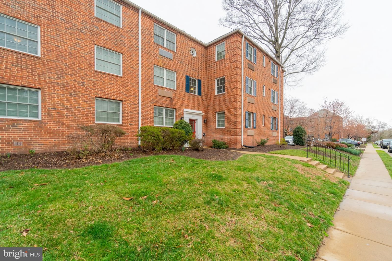 1718 W ABINGDON DRIVE #302 photograph