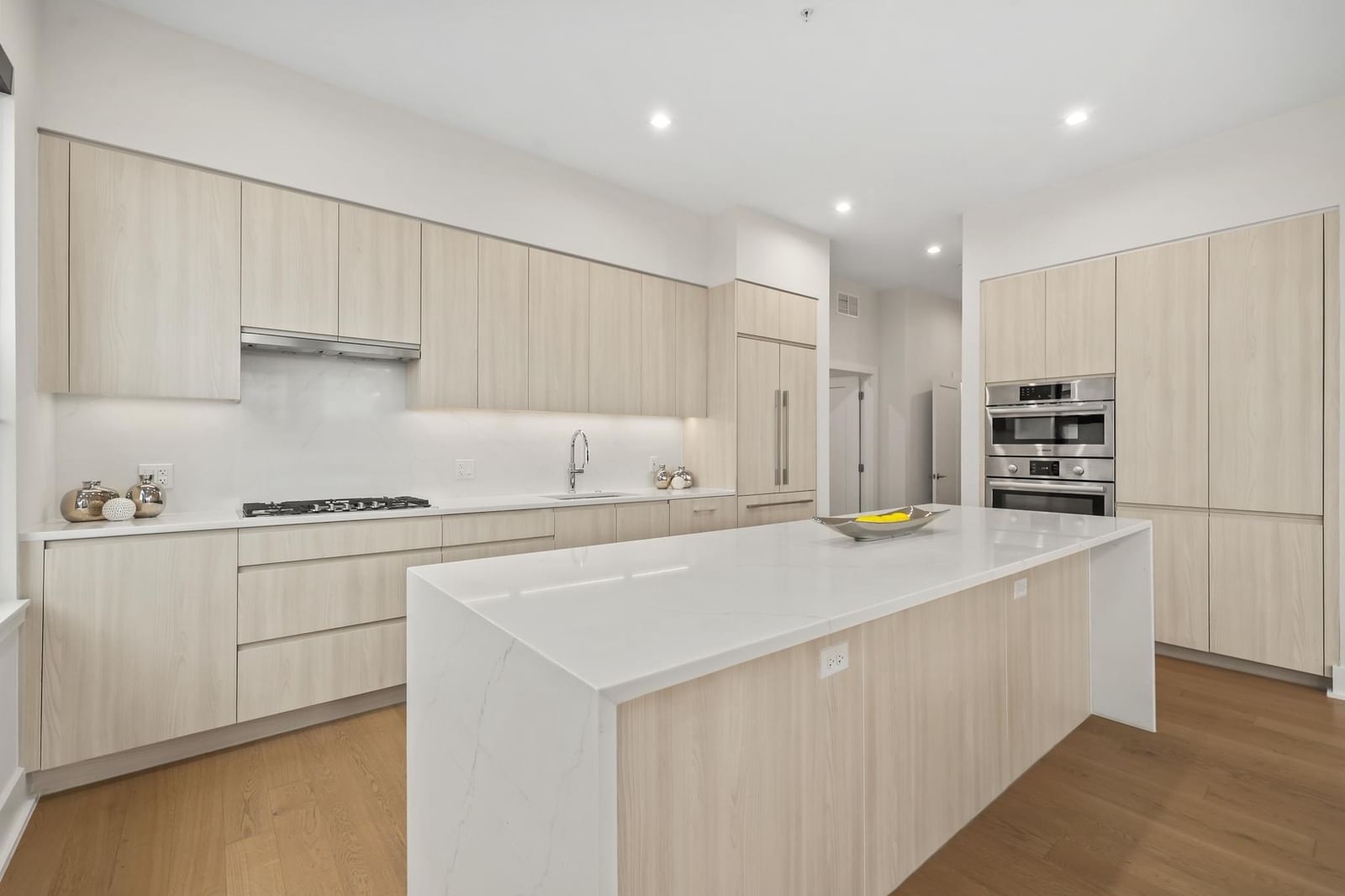 701 SWANN AVENUE #511 photograph