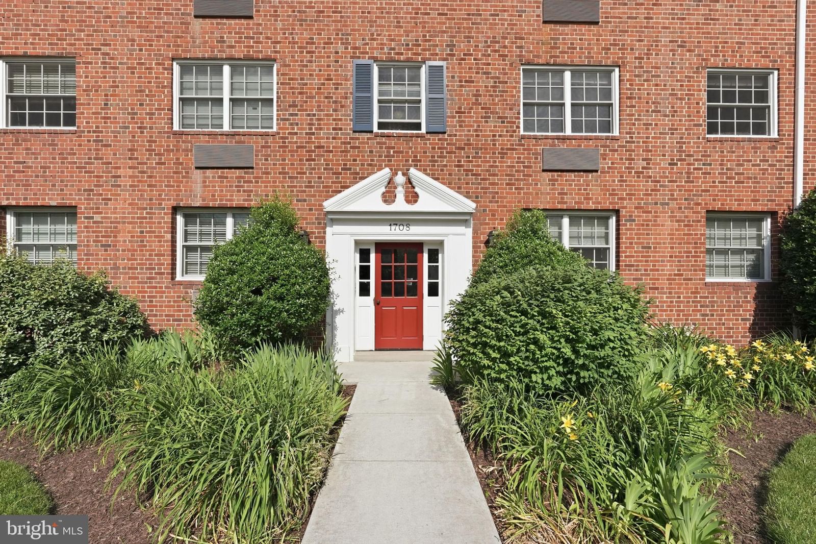 1708 W ABINGDON DRIVE #202 photograph