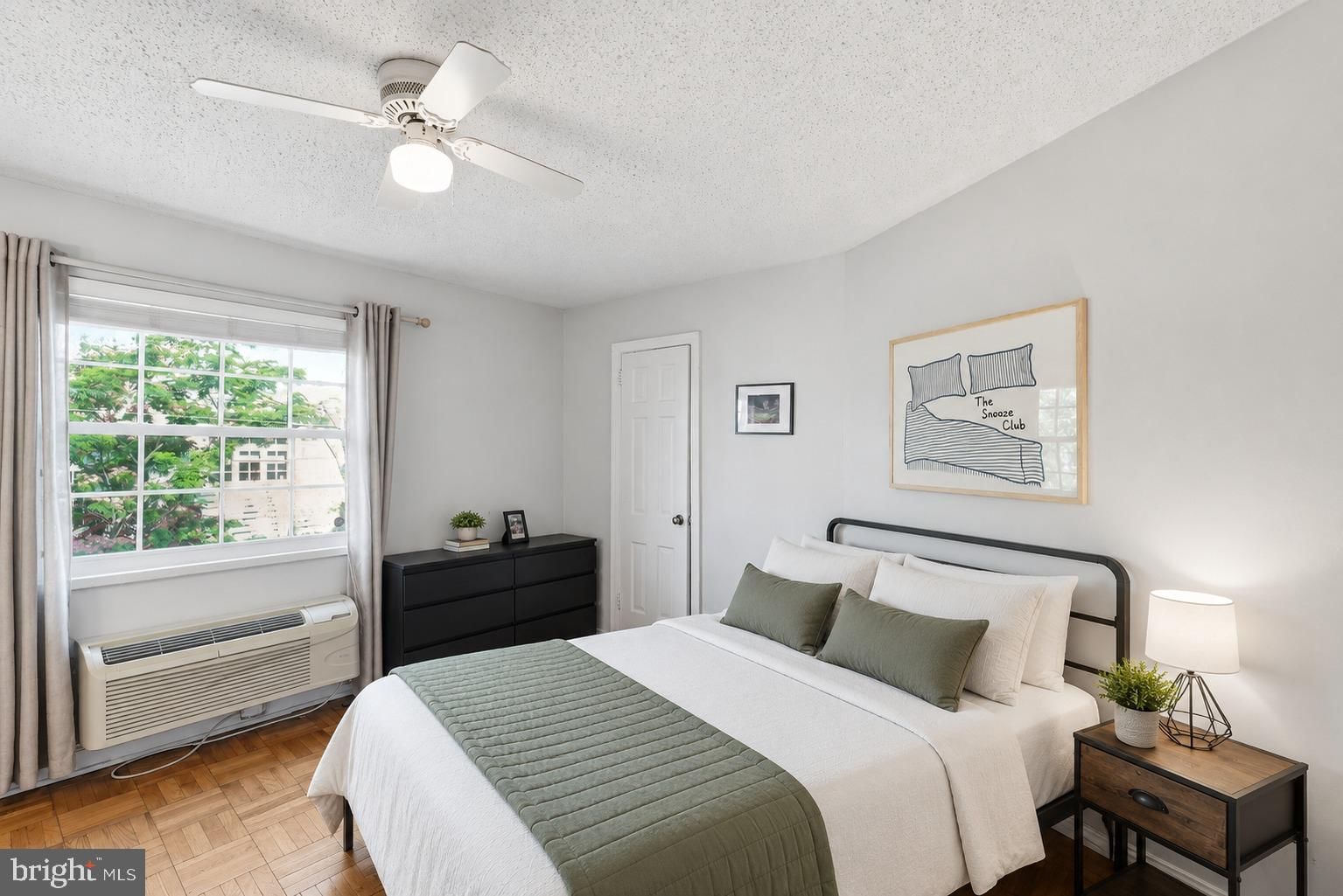 1708 W ABINGDON DRIVE #202 photograph