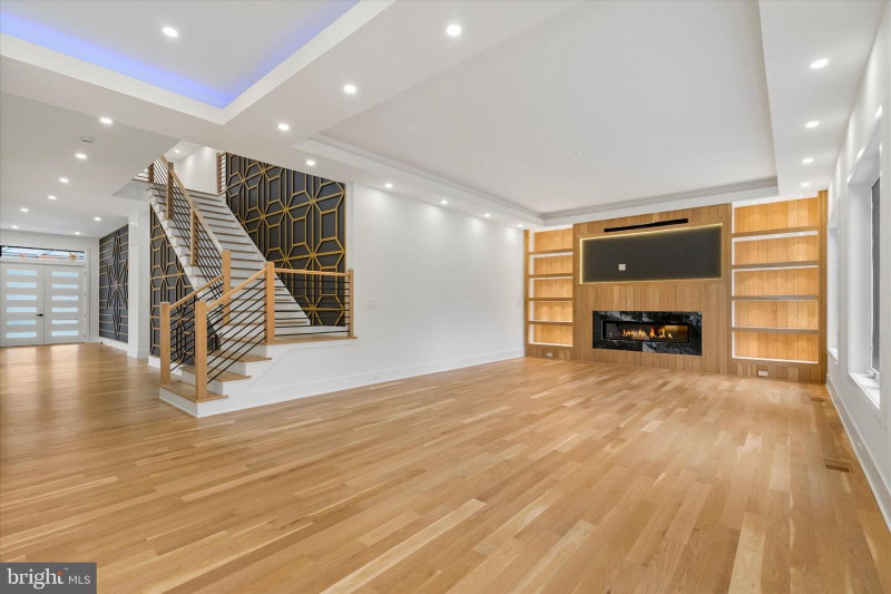 1832 PIMMIT DRIVE