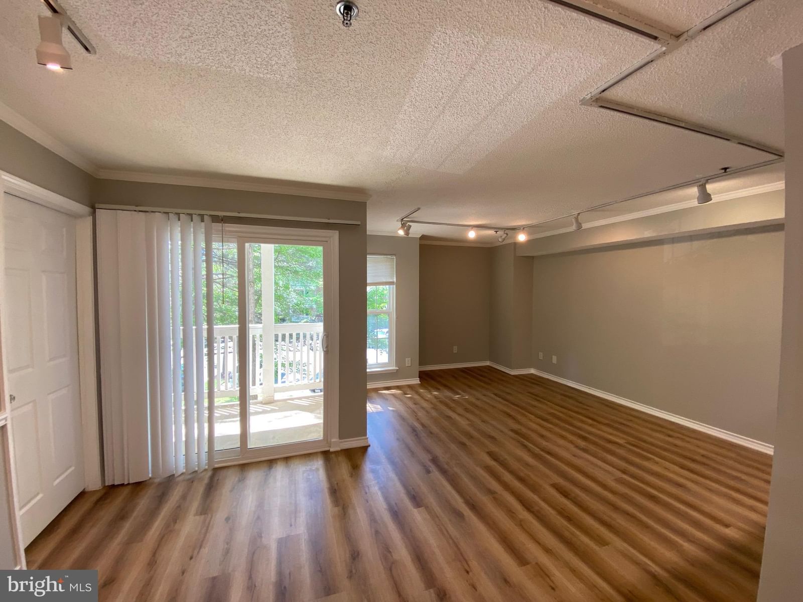 1524 LINCOLN WAY #209 photograph