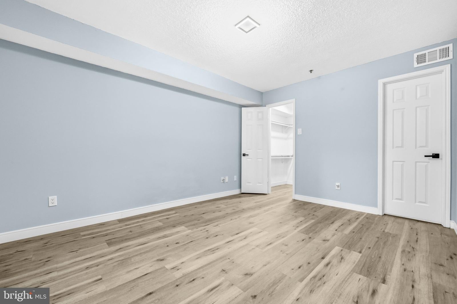 1524 LINCOLN WAY #107 photograph