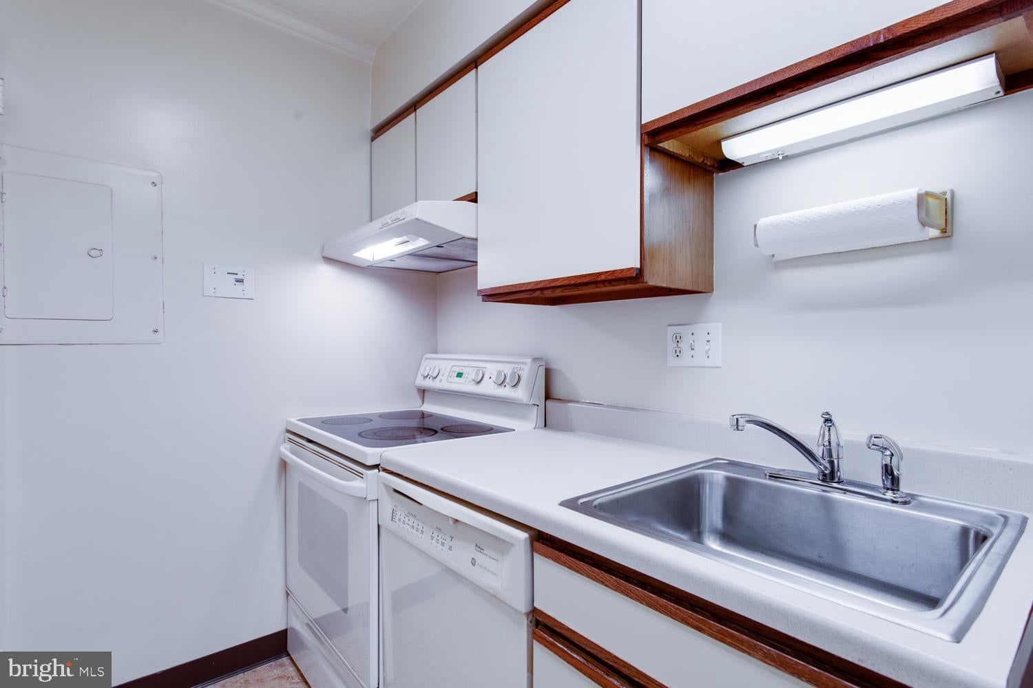 1808 OLD MEADOW ROAD #404 photograph