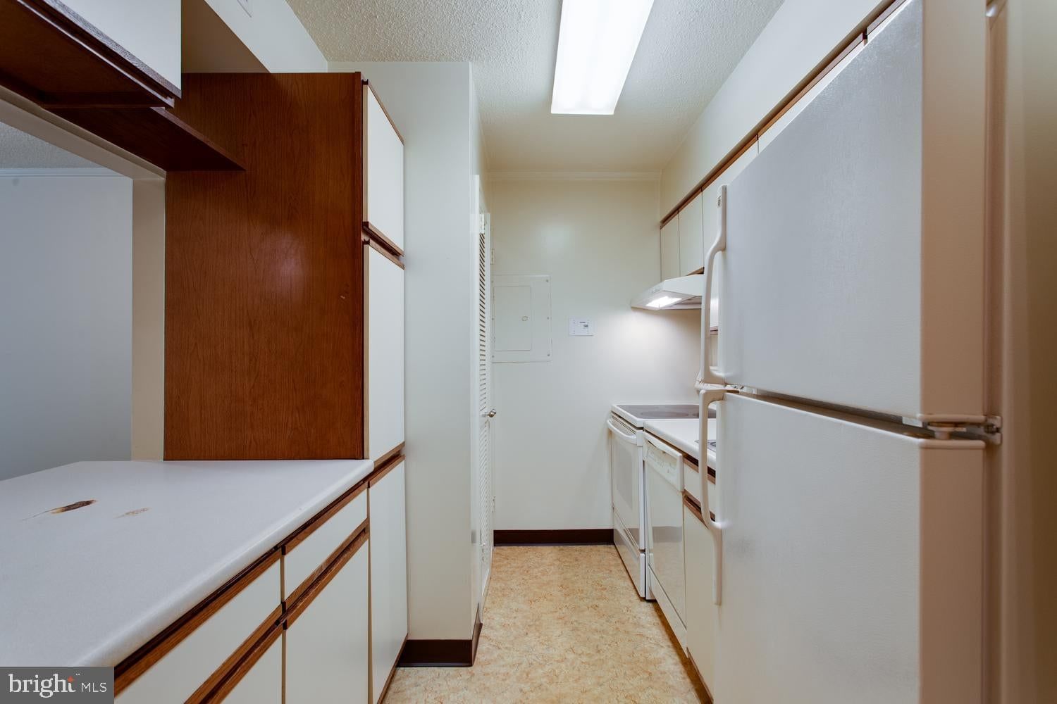 1808 OLD MEADOW ROAD #404 photograph