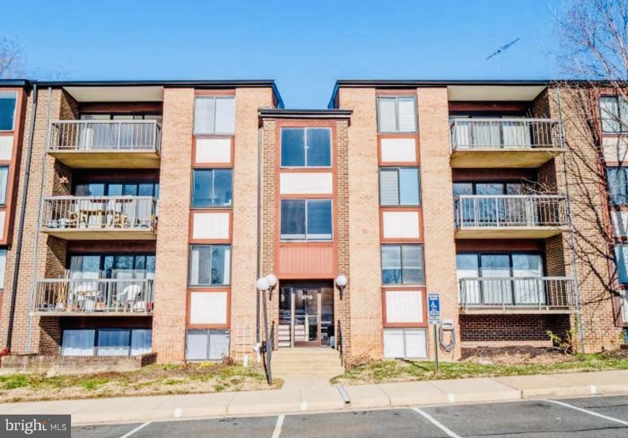 9718 KINGSBRIDGE DRIVE 204 in Fairfax, VA