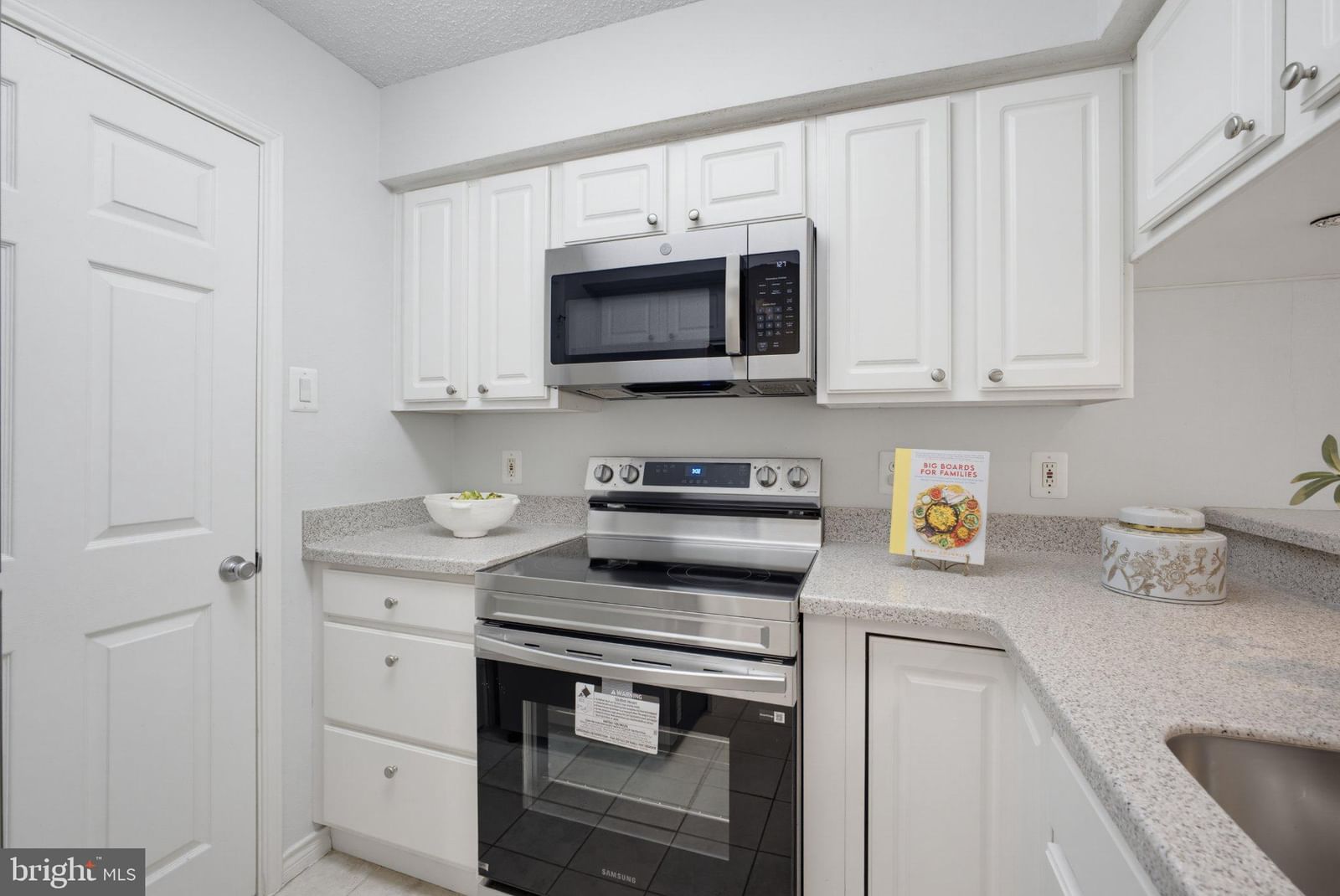 1524 LINCOLN WAY #407 photograph