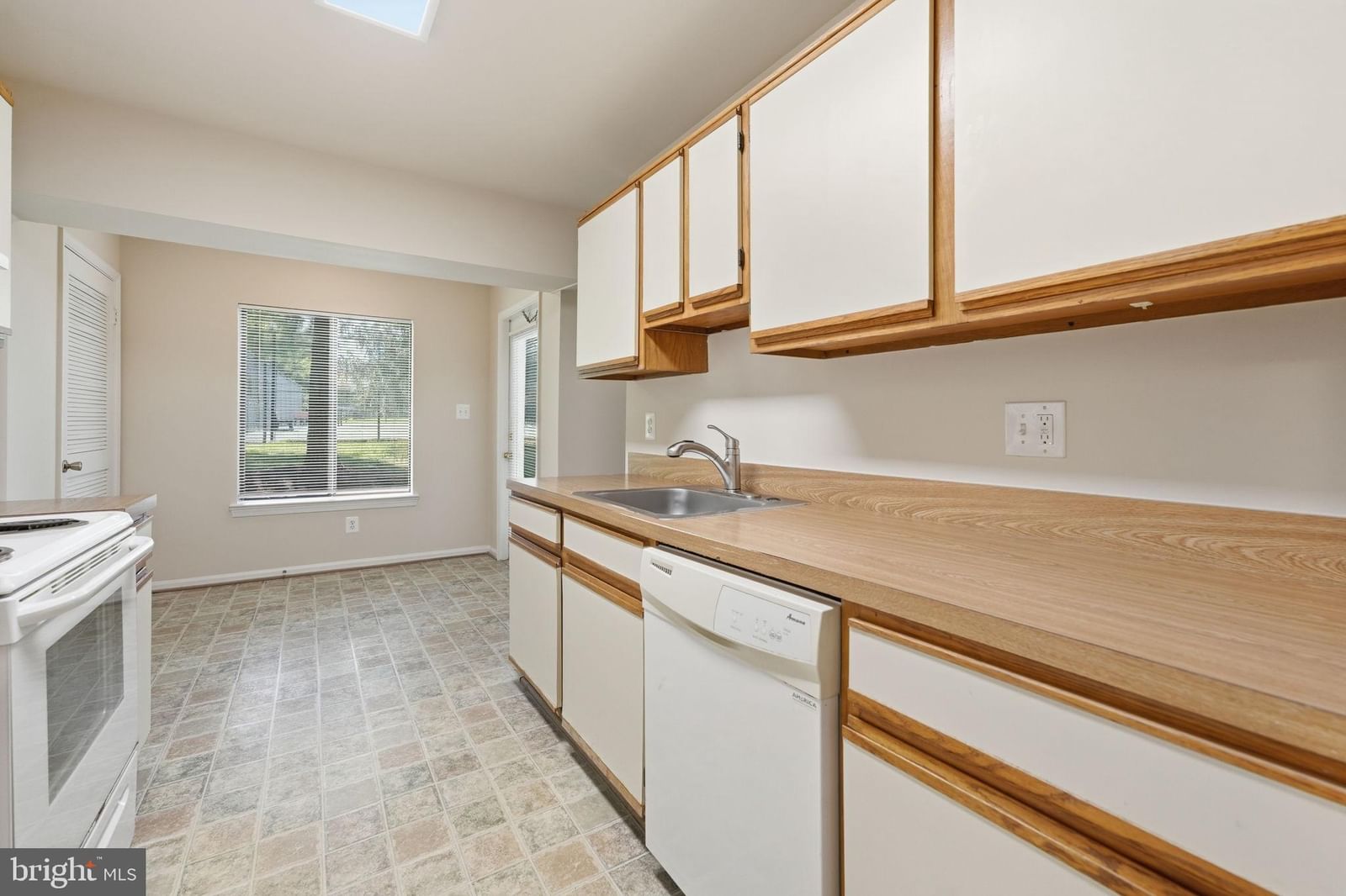 8372 BUTTRESS LN #102 photograph
