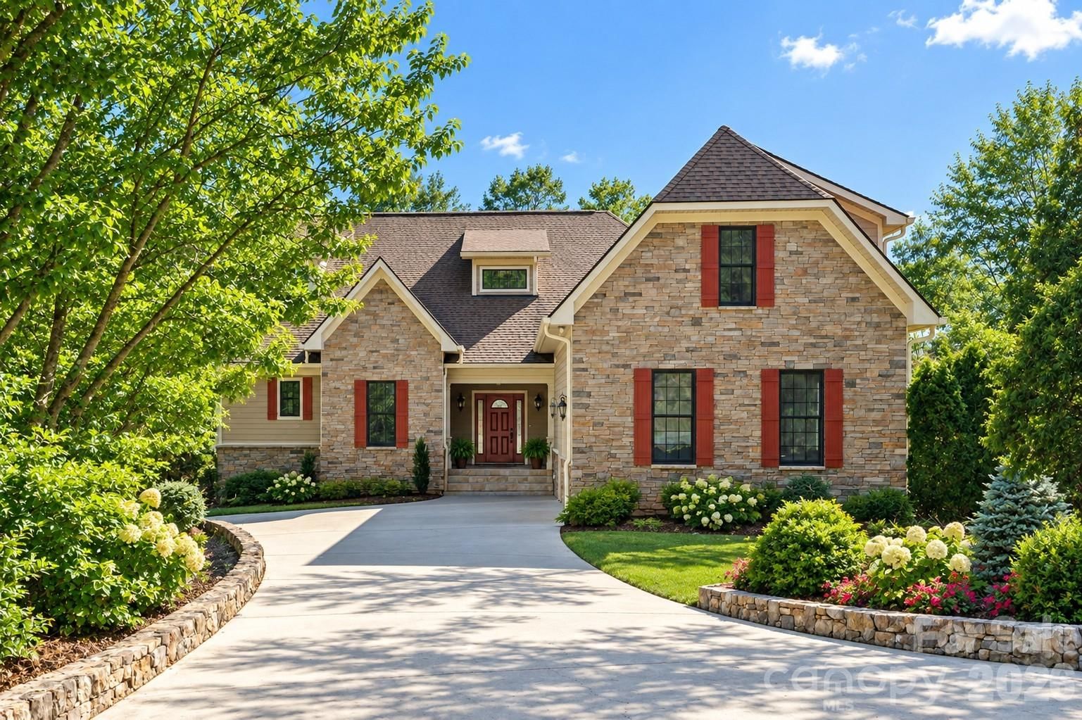 16 WINTERBERRY Drive, Hendersonville, NC 28739