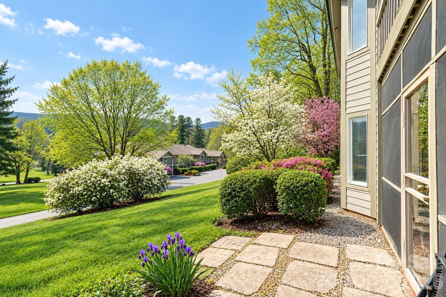 111 BLUFFVIEW Lane, Flat Rock, NC 28731
