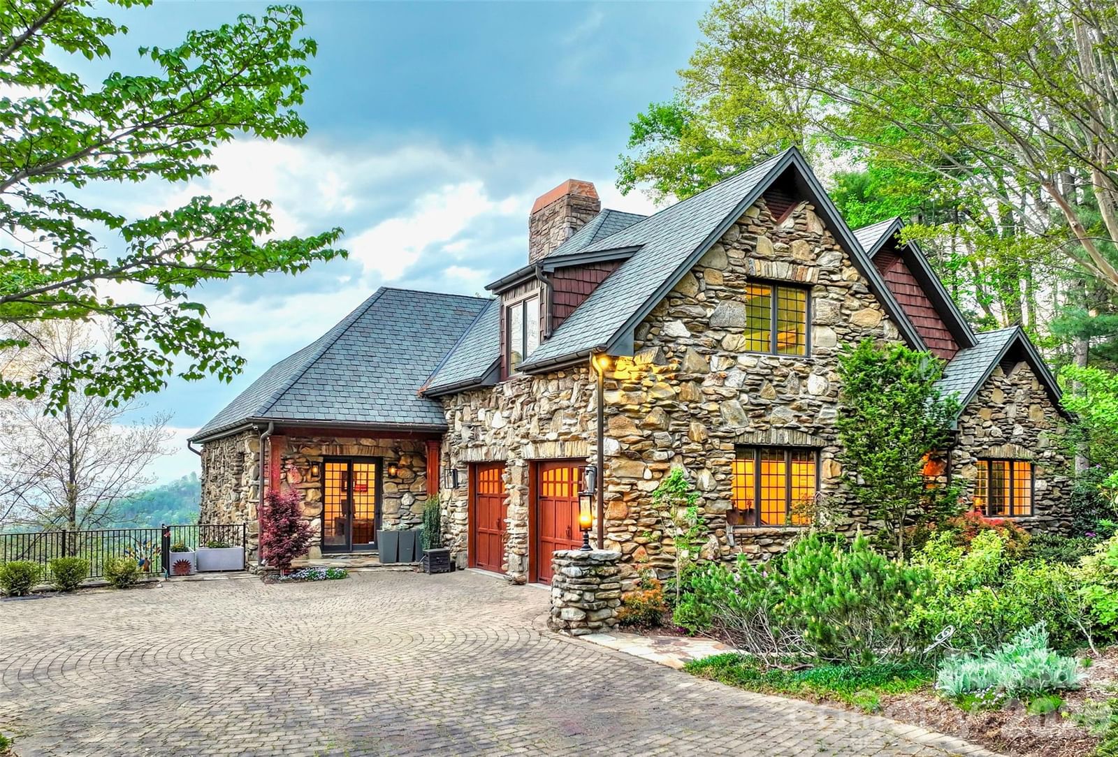 8 Timber Wolf Court, Asheville, NC 28804