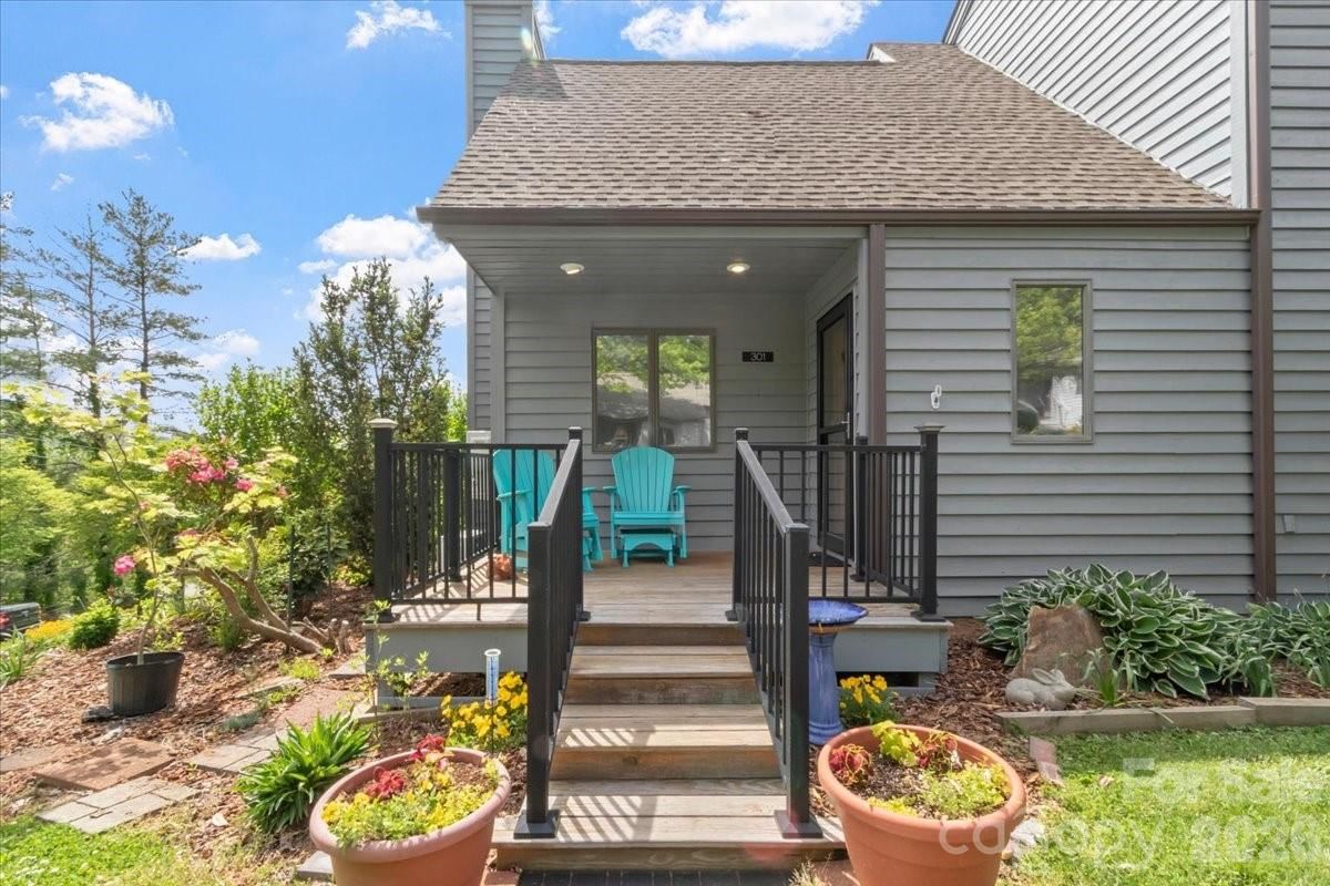 301 Robertson Street, Burnsville, NC 28714 - Photo 2