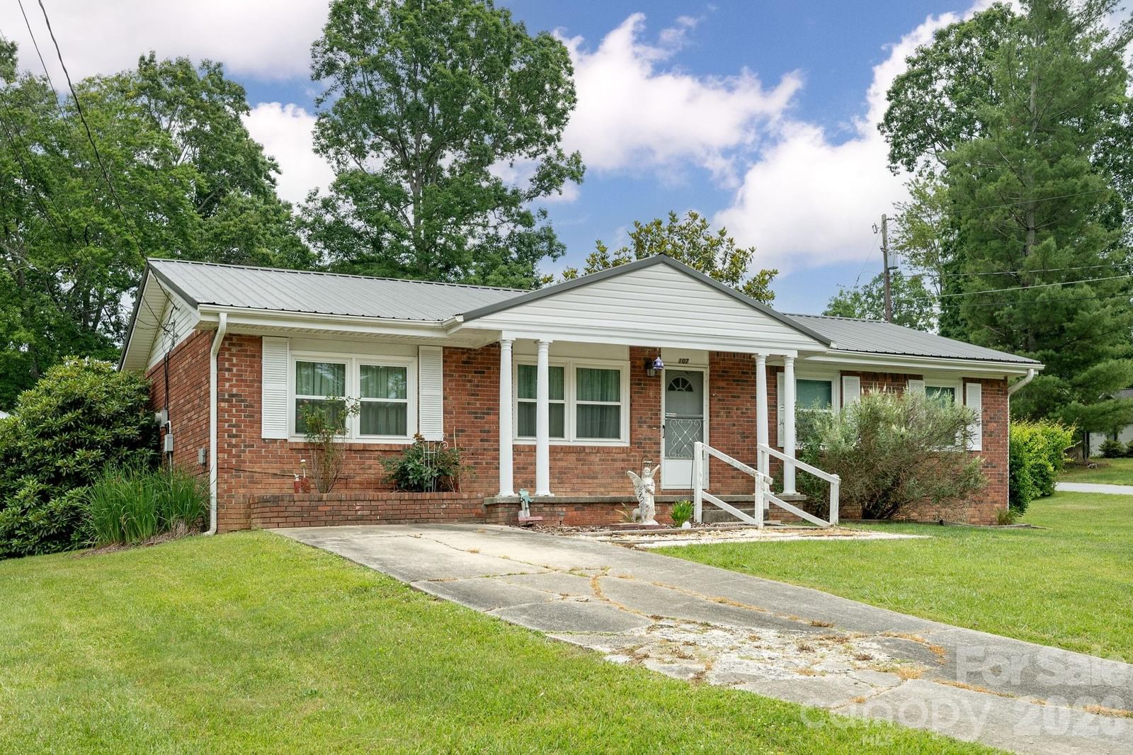 107 MAYWOOD Road, Hendersonville, NC 28792 - Photo 2