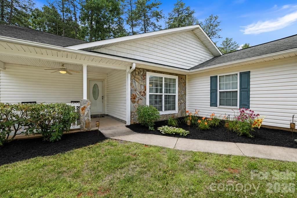 17 Coventry Circle, Franklin, NC 28734 - Photo 2
