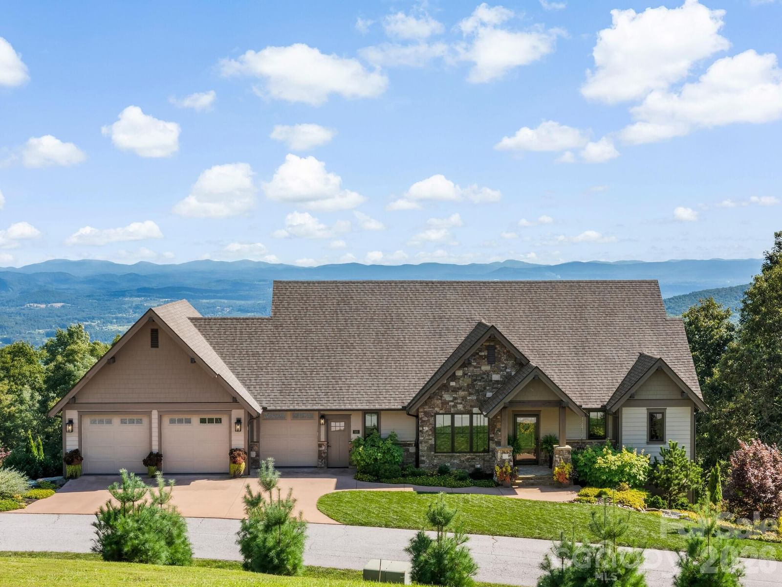 320 Summerset Drive, Hendersonville, NC 28792
