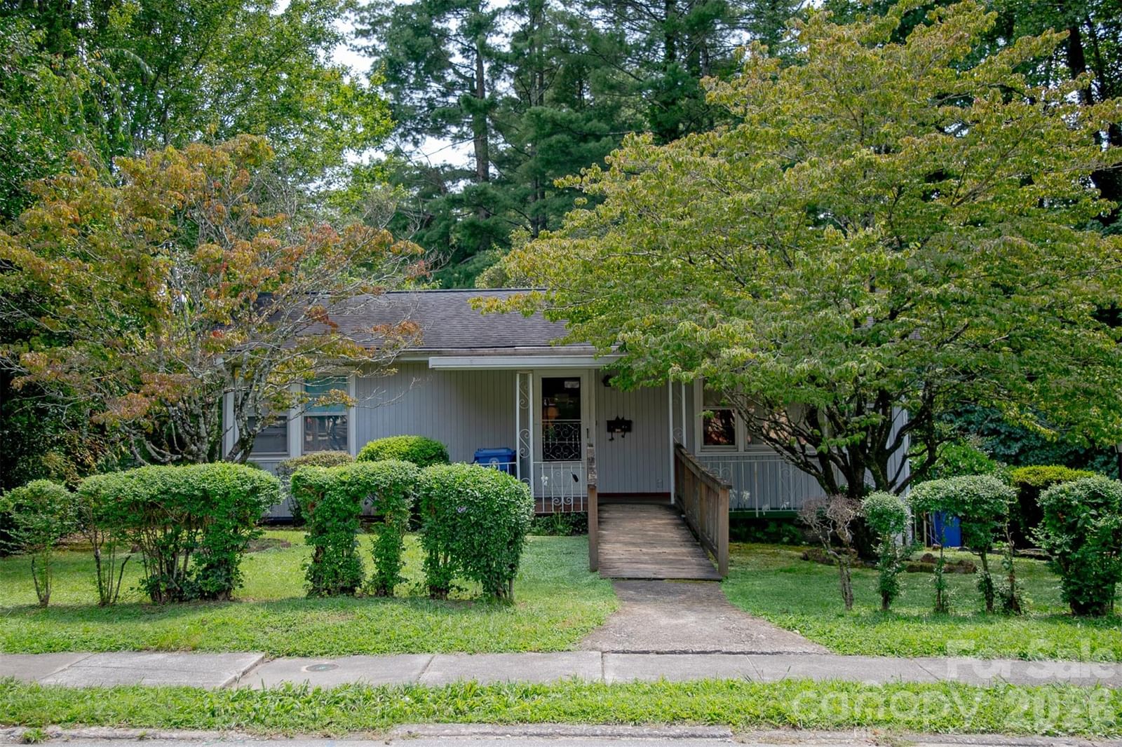 1006 3rd Avenue, Hendersonville, NC 28739
