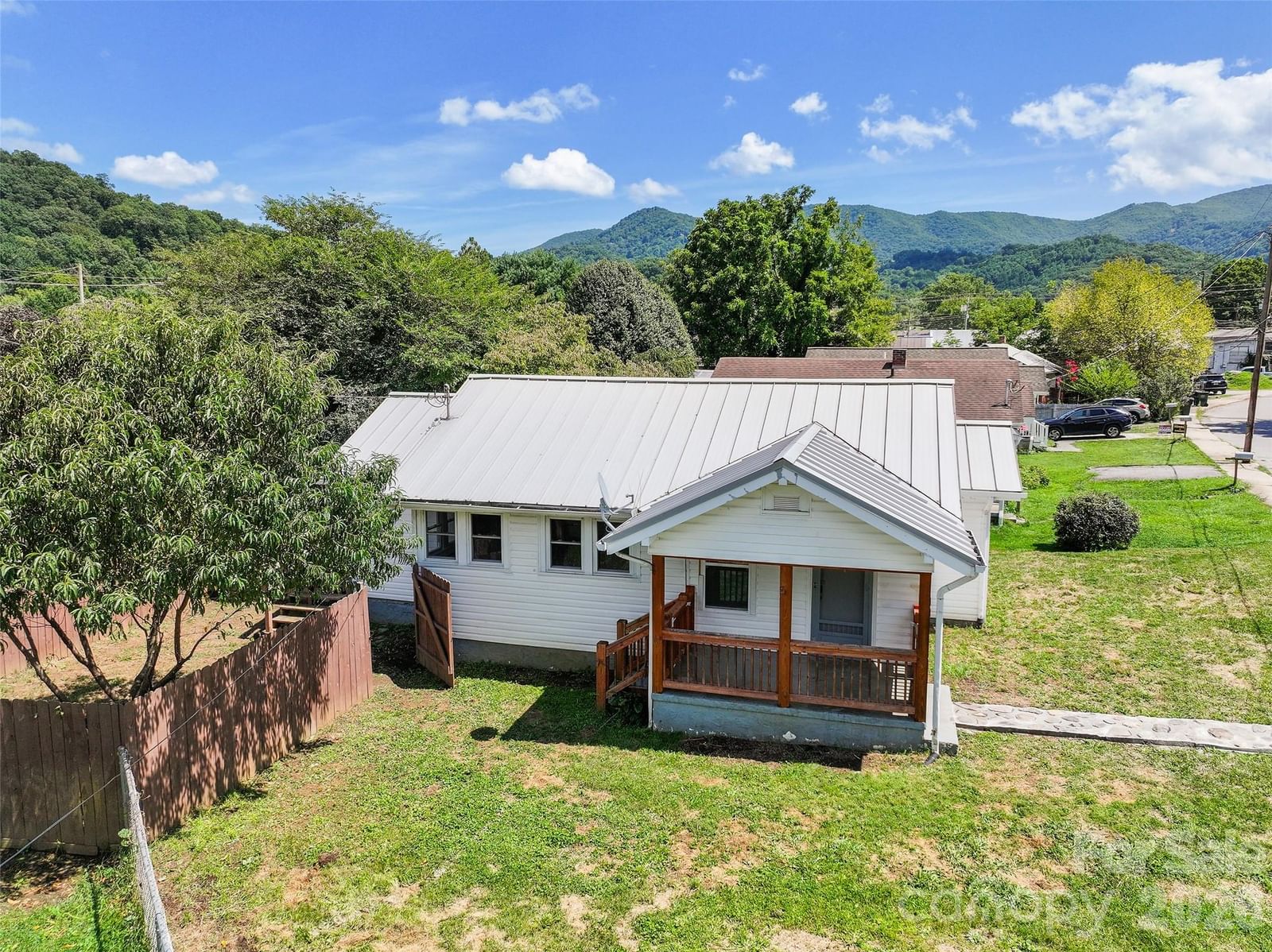 417 Riverbend Street, Waynesville, NC 28786 - Photo 2