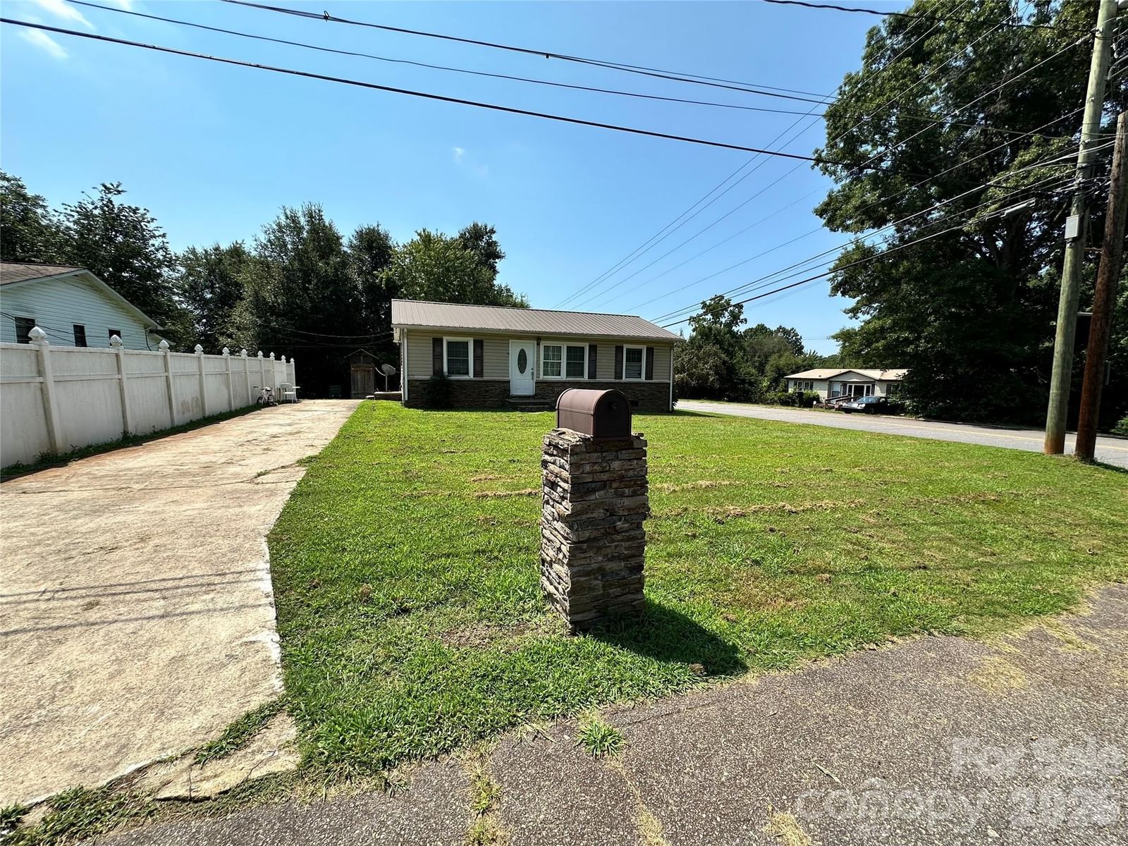 601 Saunders Avenue, Newton, NC 28658 - Photo 2