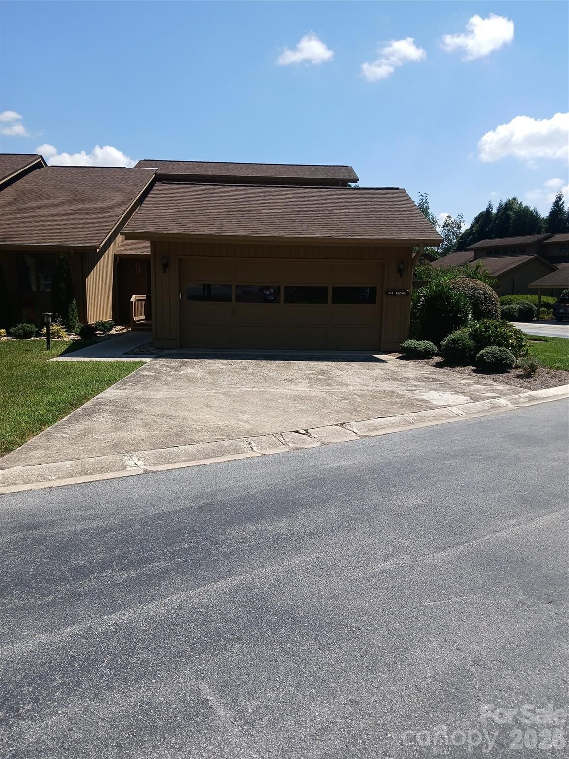 304 red oak Drive, Hendersonville, NC 28791 - Photo 2