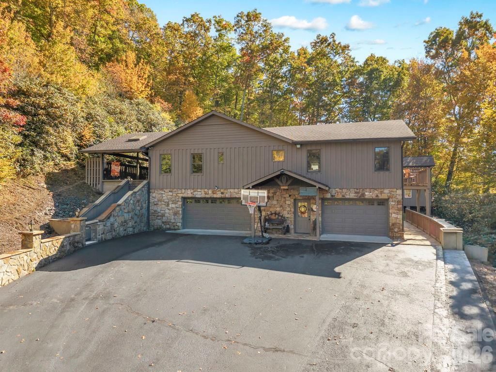 573 Watauga Street, Newland, NC 28657 - Photo 2