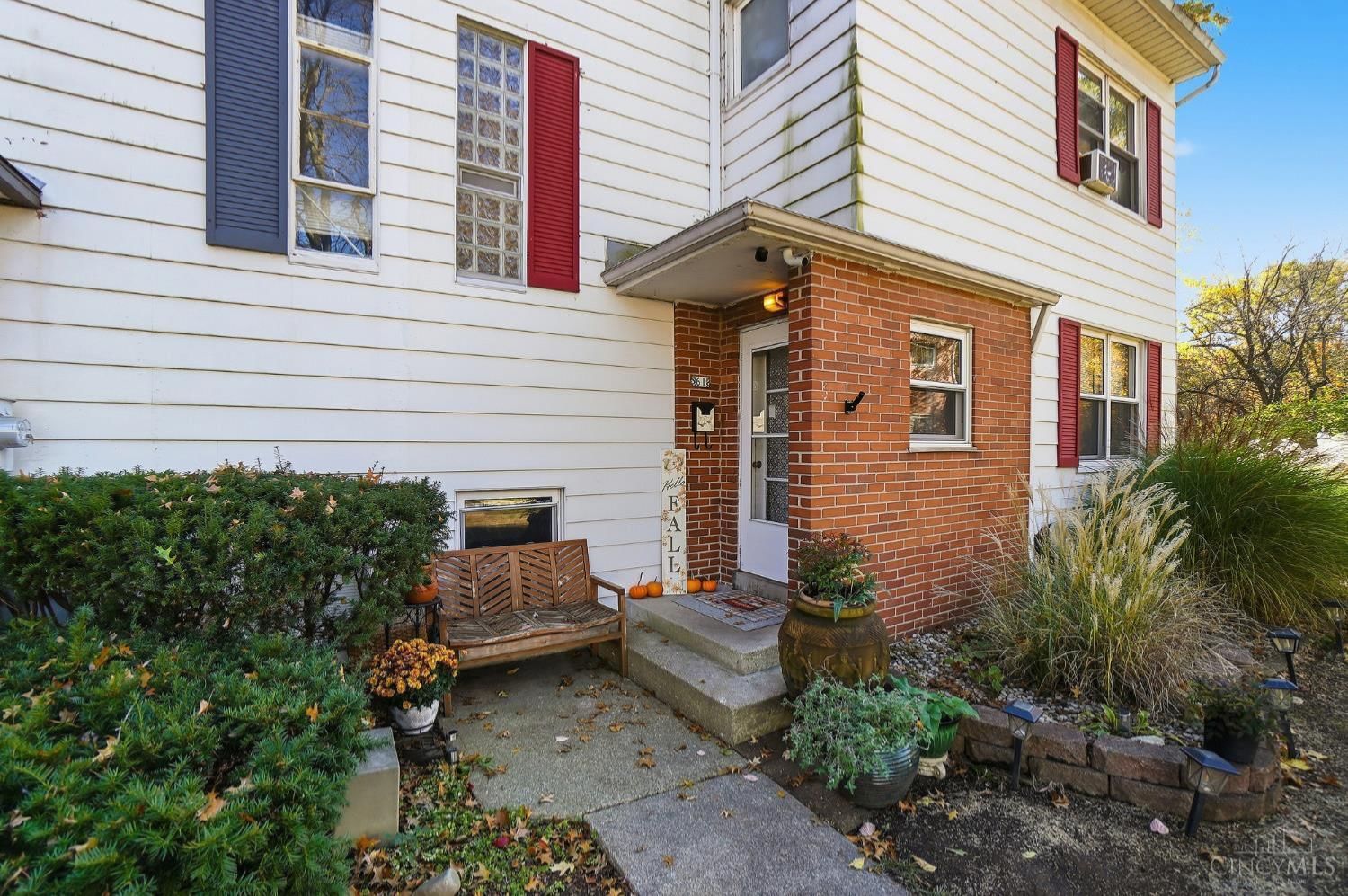 61 Flanders Lane, Greenhills, OH 45218