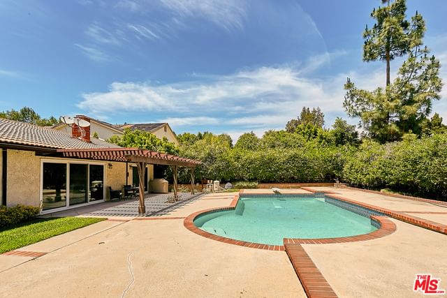 9310 PASO ROBLES AVE