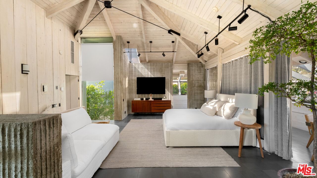 Malibu Colony photo 34
