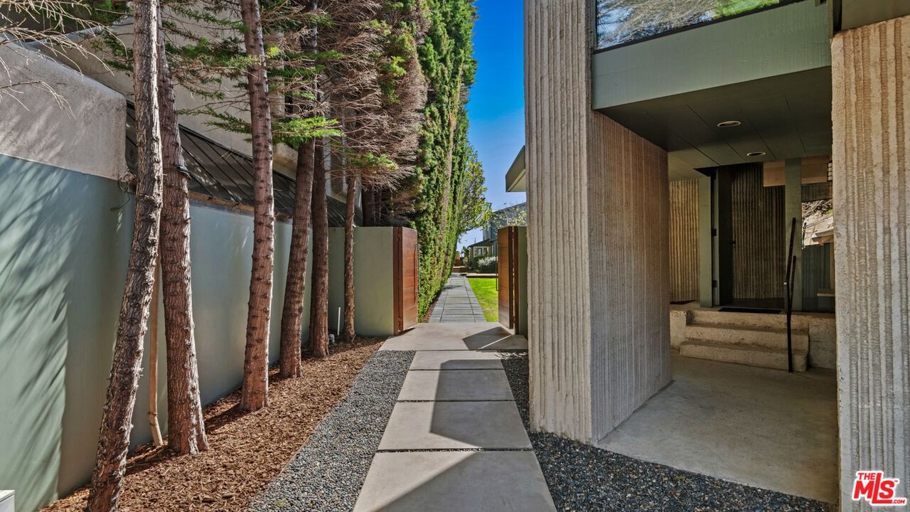 Malibu Colony photo 5