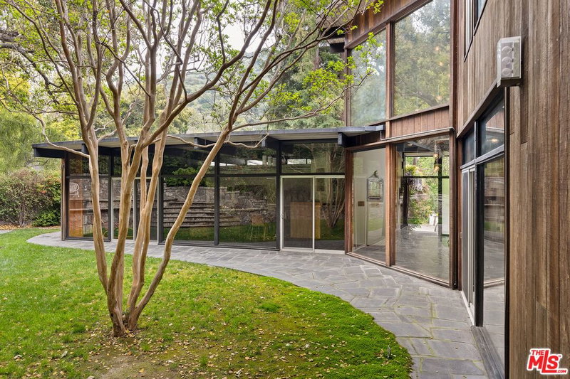 2839 Mandeville Canyon Rd
