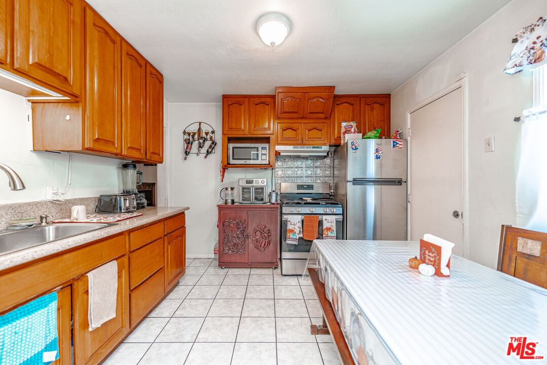 W Elm photo 6